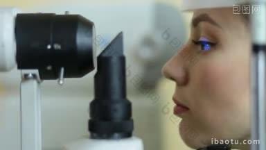 漂亮的女人在眼科诊所验光师用裂隙灯检查视力的剖面图漂亮的女病人用